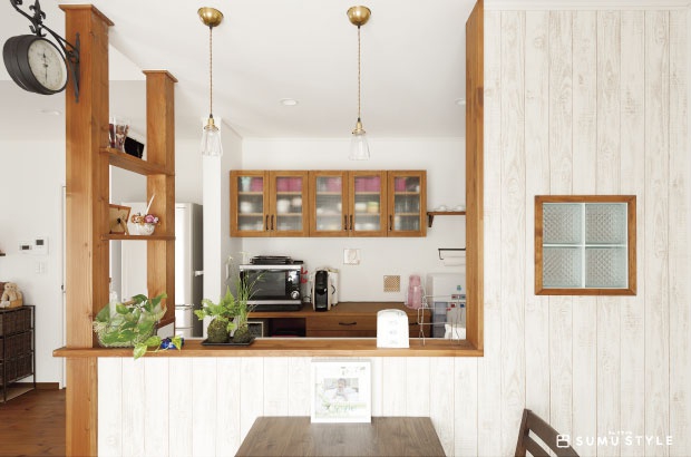 ガラスブロックで可愛さと明るさをアップ こだわりキッチン ポーセラーツ教室のある家 Sumu Style スムスタイル