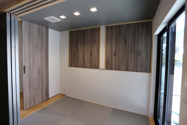 琉球畳がおしゃれな落ち着いた色合いの和室
