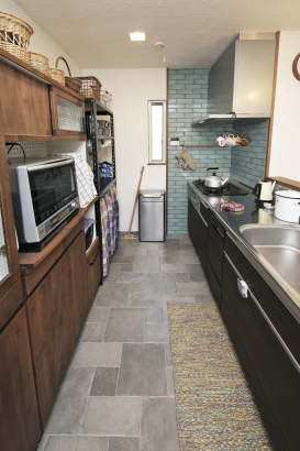 キッチンの床や側面のレトロシックなタイルは奥様こだわりのセレクトです。