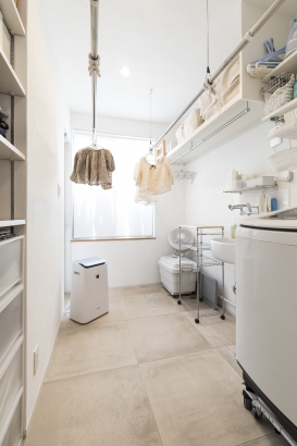 洗面室からつながるサンルーム。洗濯と収納が一部屋で完結する便利な空間。