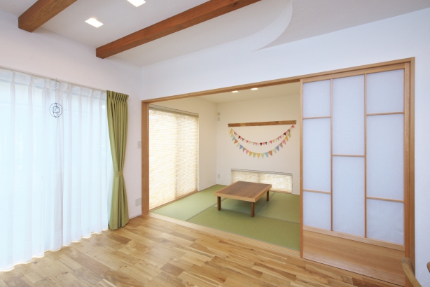 和室はリビングと続きで広く使え、子供の遊びスペースや来客時にも便利なように間取りを工夫！