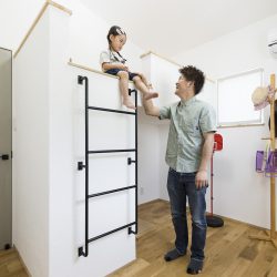 遊び心たっぷりの造作ロフトベッドを子供部屋に設置。ロフトの下はクローゼットとして利用できます。