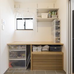 洗面脱衣室に設置した床下エアコン一台で、家中の温度をコントロールします。しっくいの調湿効果を活用して、室内干しスペースとしても大活躍。