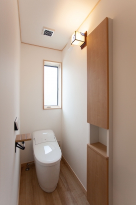 トイレ ／ トイレ・洗面脱衣の床は水跳ねを考慮して、LIXILのラシッサを採用。