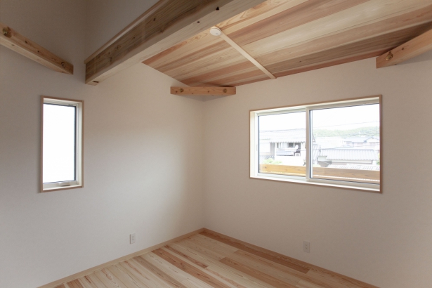 寝室 ／ 2階の天井は勾配天井。 高さを抑えると共に開放性も確保。