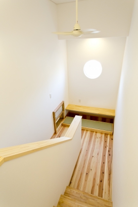 階段踊り場/小窓はキッチンとアクセスできます