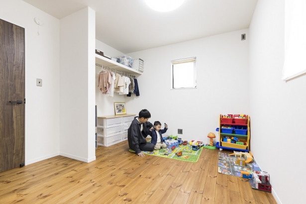 子ども室も含め、床材は無垢パイン材で肌さわり良き。