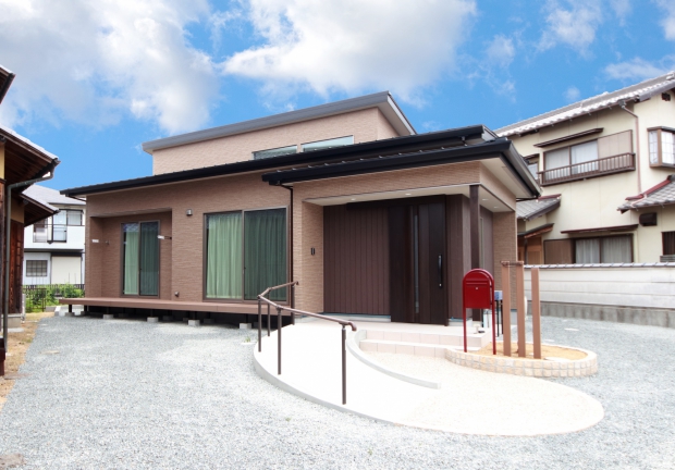 古民家のような大きな梁のある平屋の家-株式会社 丸尾建築